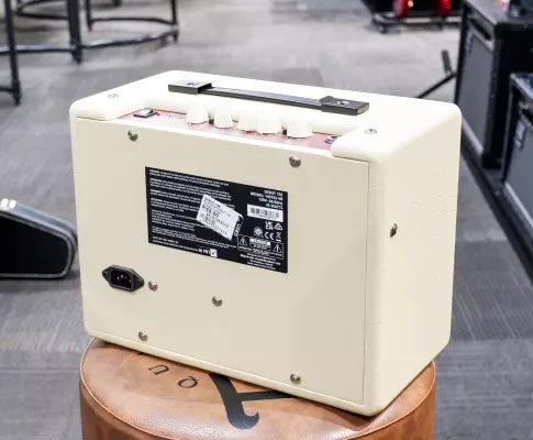 Blackstar Amplification - Debut 15E Practice Amp 2